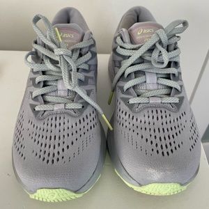 ASICS women’s size 7 gel Kayano 28!